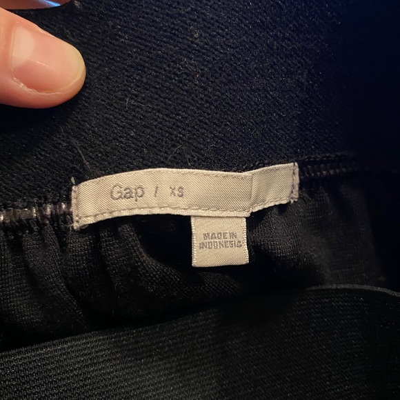 Gap xs black skirt- gently used - Picture 3 of 4